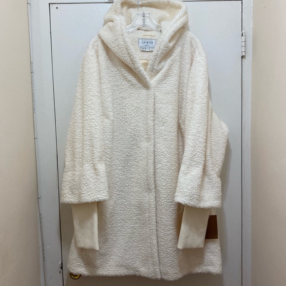 NWT LAURIER Women’s Hooded Faux Fur Coat With Storm Cuffs Size 3X. - Picture 6 of 13